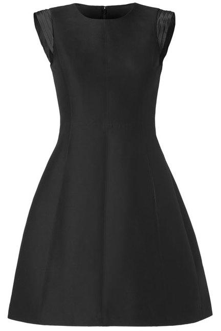 LA ELEGANCIA DE UN VESTIDO NEGRO. LA ELEGANCIA DE UN VESTIDO NEGRO.