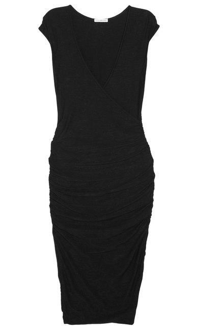 LA ELEGANCIA DE UN VESTIDO NEGRO. LA ELEGANCIA DE UN VESTIDO NEGRO.