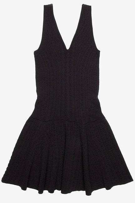 LA ELEGANCIA DE UN VESTIDO NEGRO. LA ELEGANCIA DE UN VESTIDO NEGRO.