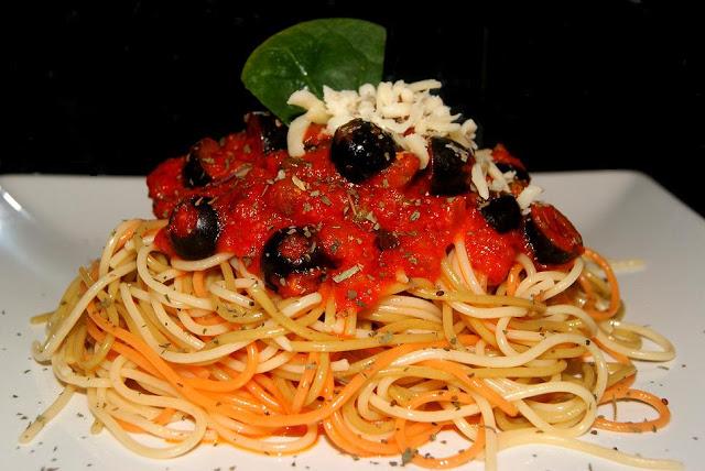 Spaghetti a la Puttanesca Spaghetti a la Puttanesca