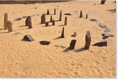Monumento Astronómico datado en 7000 años, playa de Nabta, desierto Sahara