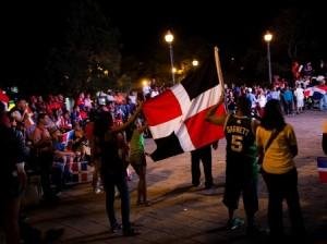 Puerto Rico: dominicanos celebran en Santurce la victoria de su equipo