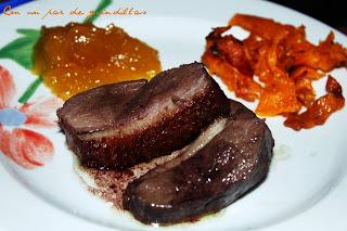 Magret de pato con confitura de mango y chips de calabaza Magret de pato con confitura de mango y chips de calabaza