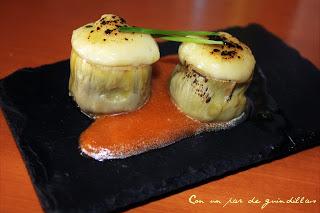 Alcachofa rellena de brandada de bacalao gratinada y salsa de pimientos rojos Alcachofa rellena de brandada de bacalao gratinada y salsa de pimientos rojos