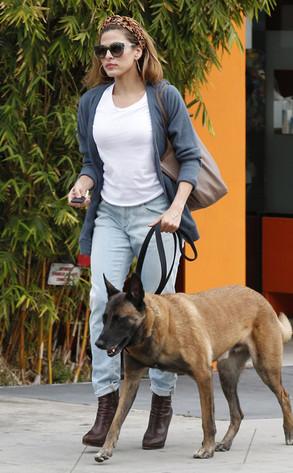 Eva Mendes usa el collar eléctrico canino en ella misma (VIDEO)