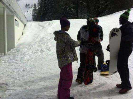 Justin Bieber practica  snowboard en los Alpes Suizos