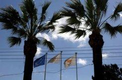 El presidente de Chipre viaja a Bruselas para negociar una última oportunidad La bandera de Chipre (dcha), la de Nicosia y la de la UE (izq), el sábado 23 de marzo de 2013.