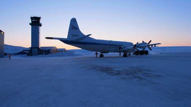 avión P-3B en la base aérea de Thule, Groenlandia avión P-3B en la base aérea de Thule, Groenlandia