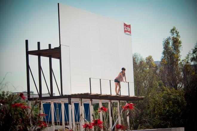 Vivir durante 10 días en una valla publictaria Vivir durante 10 días en una valla publictaria