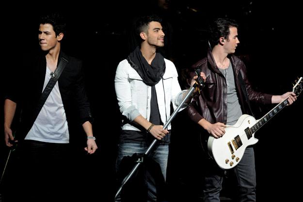 ¡Mira el primer adelanto del nuevo video de los Jonas Brothers: “Pom Poms”!