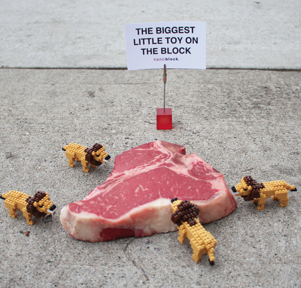 Animales en miniatura invaden las calles Nanoblock panda perro león lego calle ambient marketing de equipo detroit street 3