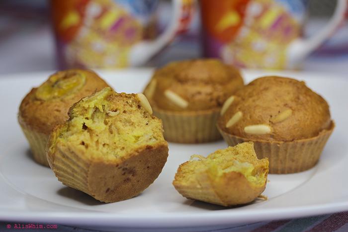 Muffins de plátano y piñones preparados con bebida de almendras banana muffins