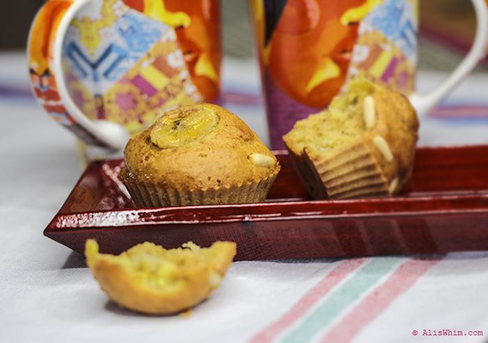 Muffins de plátano y piñones preparados con bebida de almendras banana muffins