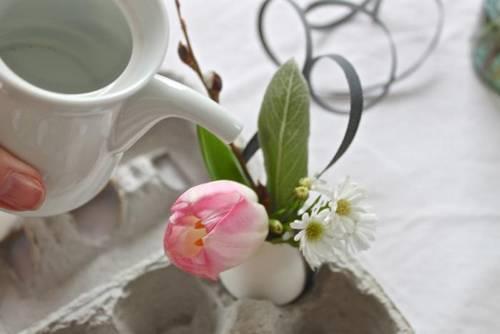 poniendo-un-poco-de-agua-en-el-huevo-con-flores