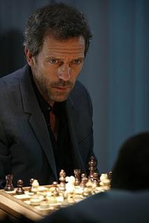El Dr. House juega al ajedrez