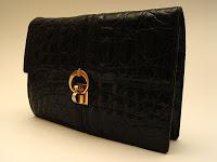 Bolso El bolso no debe colocarse en la mesa: mejor detrás de la espalda o en el suelo