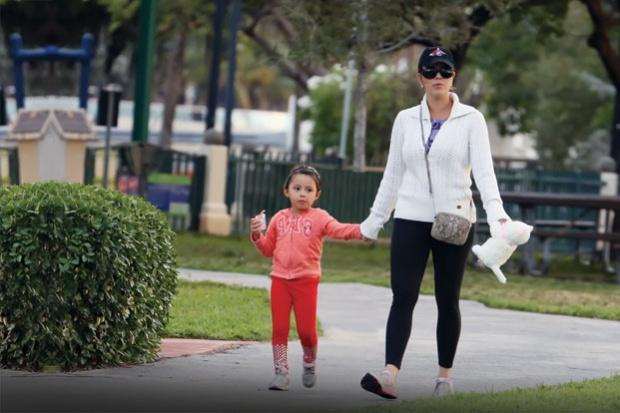 Alicia Machado pasea a su hija y también a los de Alejandro Sanz (FOTOS) Alicia Machado pasea a su hija y también a los de Alejandro Sanz (FOTOS)