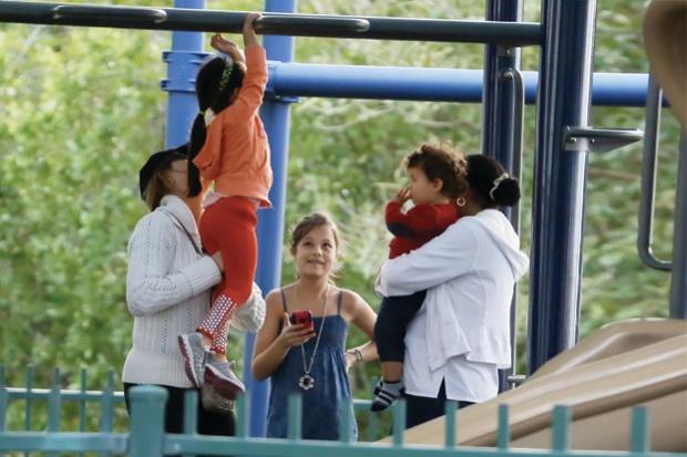Alicia Machado pasea a su hija y también a los de Alejandro Sanz (FOTOS) Alicia Machado pasea a su hija y también a los de Alejandro Sanz (FOTOS)