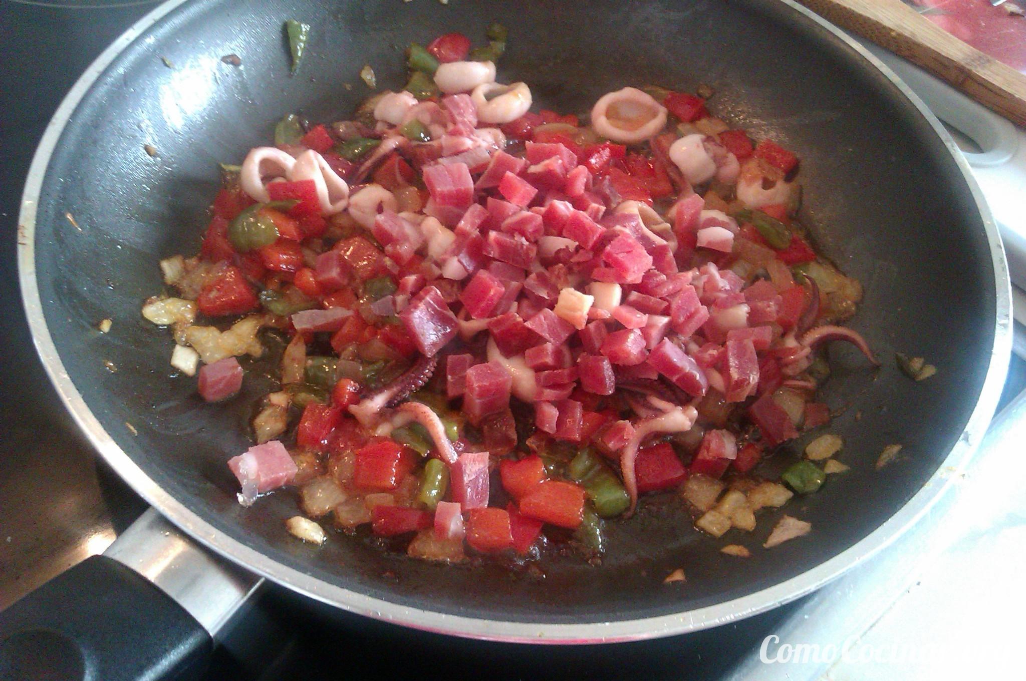 ¿Cómo cocinar fideuá con calamares y jamón? Paso a paso fideuá con clamares y jamón