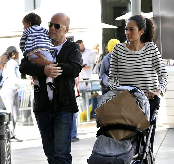 Bruce Willis es feliz al lado de todas sus 'chicas' y su nuevo 'yerno'