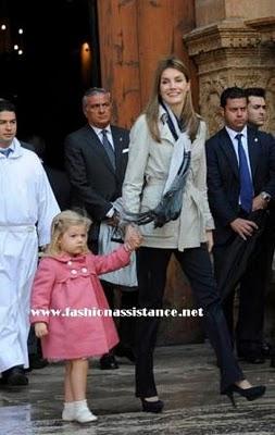 Dña. Letizia en la Misa de Pascua en Palma con chaqueta de Mango