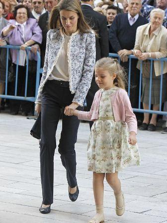Dña. Letizia en la Misa de Pascua en Palma con chaqueta de Mango Dña. Letizia en la Misa de Pascua en Palma con chaqueta de Mango
