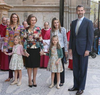Dña. Letizia en la Misa de Pascua en Palma con chaqueta de Mango Dña. Letizia en la Misa de Pascua en Palma con chaqueta de Mango