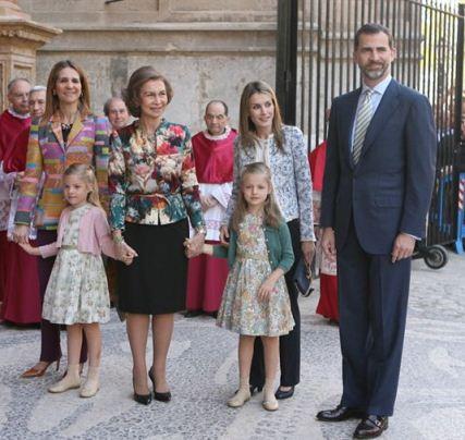 Dña. Letizia en la Misa de Pascua en Palma con chaqueta de Mango