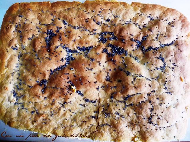 Pan de maíz con tomate deshidratado y aceitunas negras