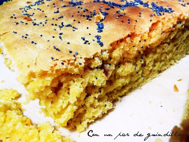 Pan de maíz con tomate deshidratado y aceitunas negras