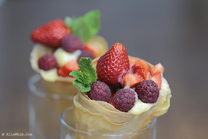 Cucurucho de frutas rojas, crema y chocolate cucurucho de frutas rojas y crema sin lácteos