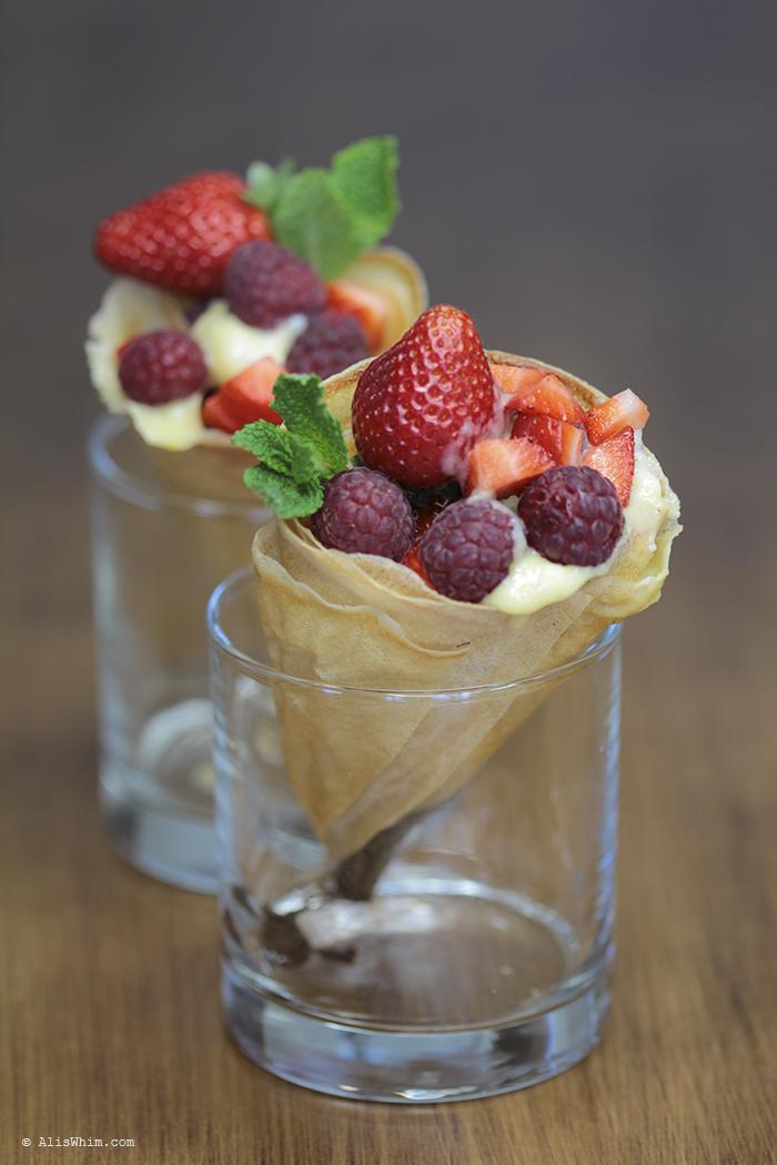 Cucurucho de frutas rojas, crema y chocolate Cone with red berries and cream dairy free