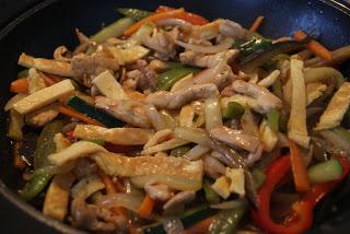 Chop-Suey de Pollo con Arroz Salvaje Frito Chop-Suey de Pollo con Arroz Salvaje Frito