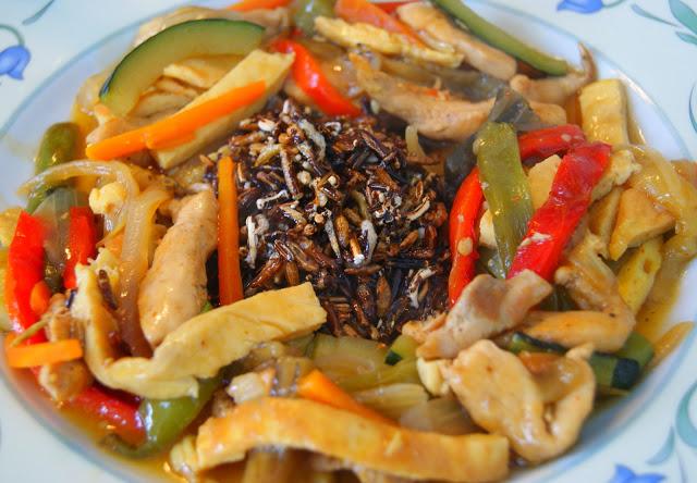 Chop-Suey de Pollo con Arroz Salvaje Frito Chop-Suey de Pollo con Arroz Salvaje Frito