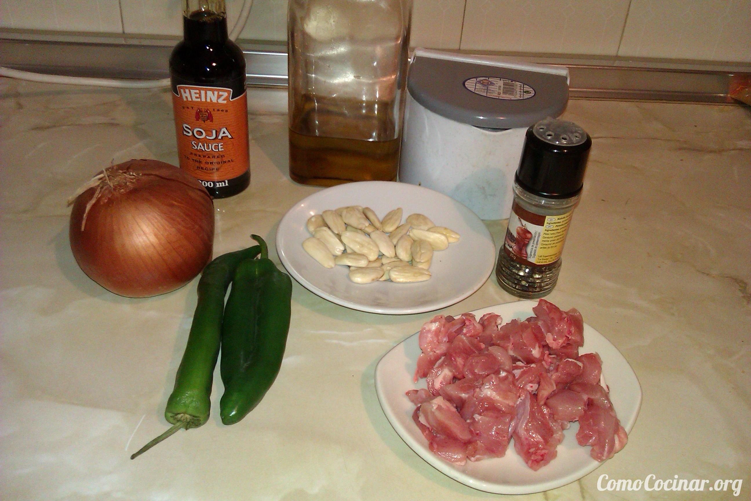 ¿Cómo hacer pollo con salsa de almendras? Ingredientes pollo con almendras