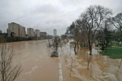El Pisuerga enfurecido. La gran riada del 6 de marzo de 2001. El Pisuerga enfurecido. La gran riada del 6 de marzo de 2001.