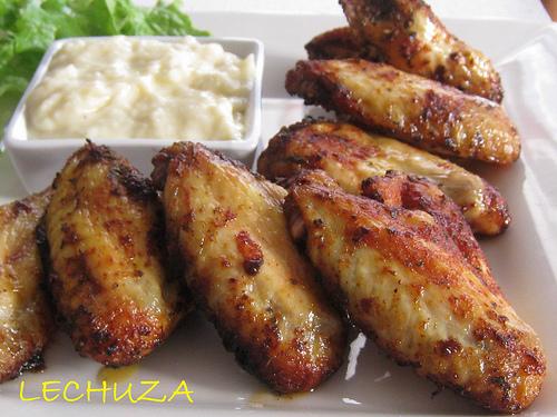 ALITAS DE POLLO CON SALSA DE QUESO MAHÓN Alitas de pollo con salsa de queso (12)