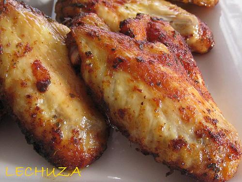 ALITAS DE POLLO CON SALSA DE QUESO MAHÓN Alitas de pollo con salsa de queso (11)