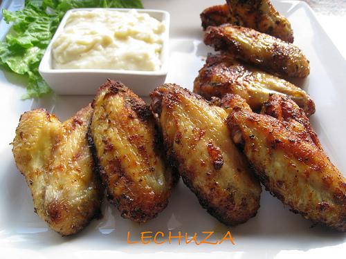 ALITAS DE POLLO CON SALSA DE QUESO MAHÓN Alitas de pollo con salsa de queso (4)