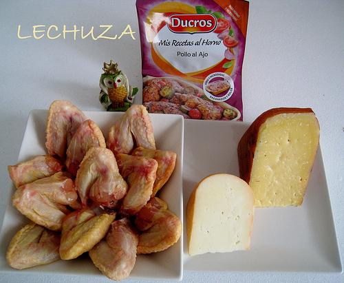 ALITAS DE POLLO CON SALSA DE QUESO MAHÓN Alitas de pollo con salsa de queso (13)