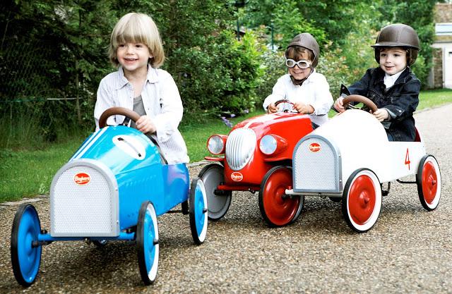 VAMOS DE PASEO EN UN AUTO NUEVO VAMOS DE PASEO EN UN AUTO NUEVO