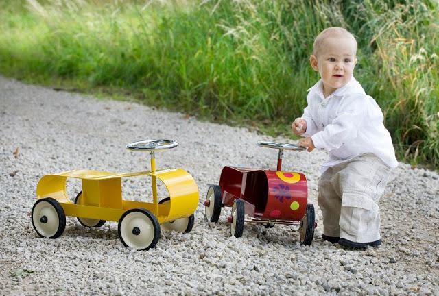 VAMOS DE PASEO EN UN AUTO NUEVO VAMOS DE PASEO EN UN AUTO NUEVO