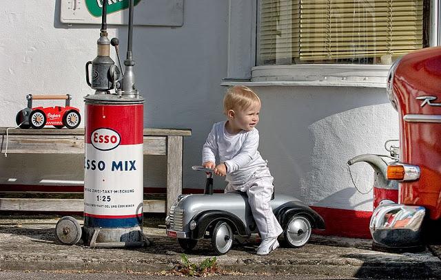 VAMOS DE PASEO EN UN AUTO NUEVO VAMOS DE PASEO EN UN AUTO NUEVO