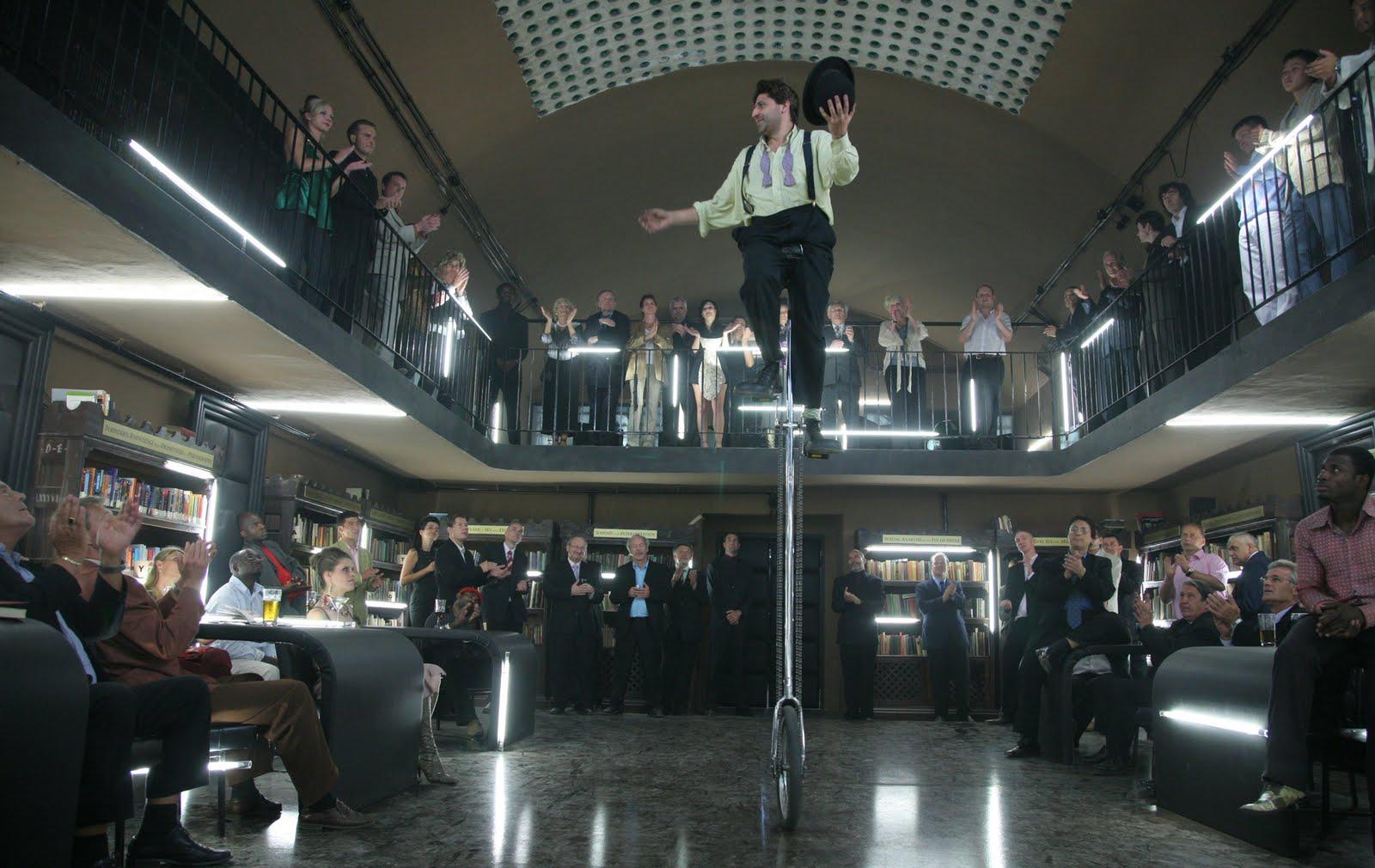 Una ‘Bibliothèque Pascal’ húngara llena de realismo mágico 002-Bibliotheque Pascal