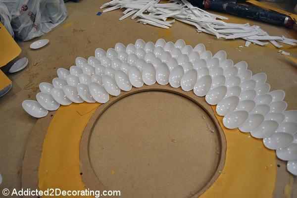 DIY ESPEJO CON CUCHARAS DE PLÁSTICO DIY ESPEJO CON CUCHARAS DE PLÁSTICO