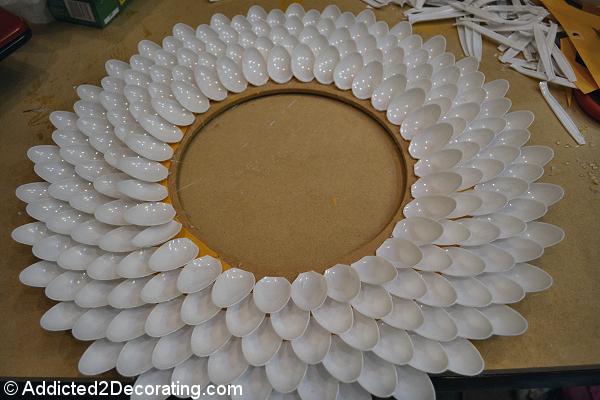 DIY ESPEJO CON CUCHARAS DE PLÁSTICO DIY ESPEJO CON CUCHARAS DE PLÁSTICO