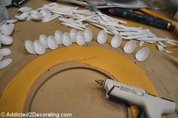 DIY ESPEJO CON CUCHARAS DE PLÁSTICO DIY ESPEJO CON CUCHARAS DE PLÁSTICO