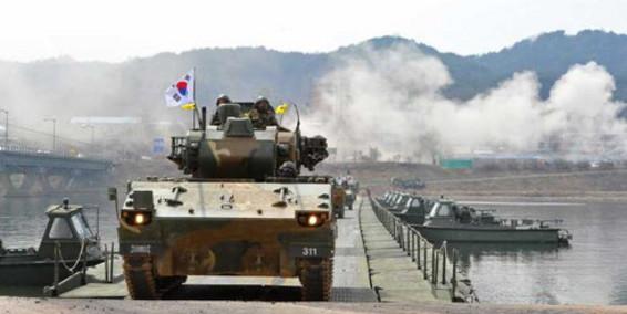 Vehículos de Corea del Sur se movilizan a la frontera