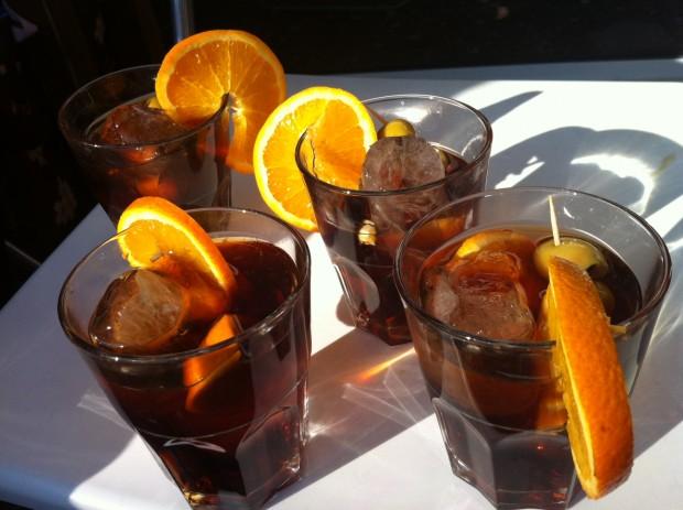 La ruta del vermut en Barcelona por el barrio de Sant Antoni vermut copa aceitunas