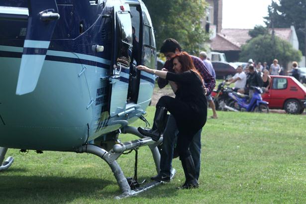 La Presidenta llegó en helicóptero y visitó las zonas afectadas.  Foto: LA NACION / Ezequiel Muñoz